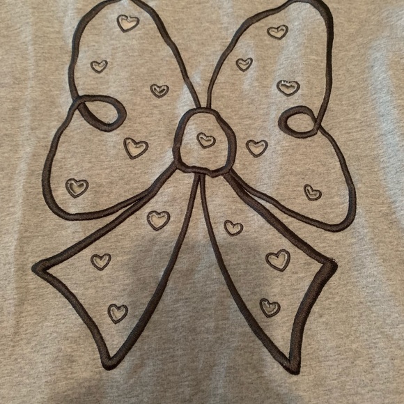 Disney adorable “Minnie” long sleeve pullover. - Picture 3 of 9